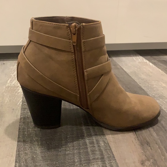 Women’s heeled boots, size 10. - Picture 7 of 9